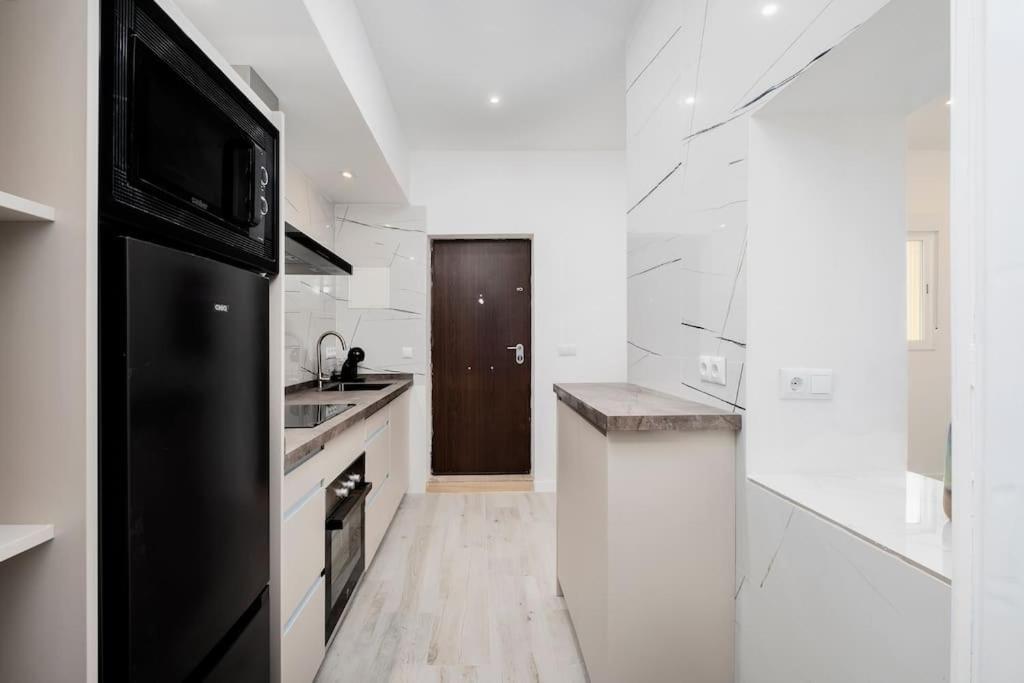 Newly Refurbished Modern 2-Bed Apartment In Heart Of טורמולינוס מראה חיצוני תמונה