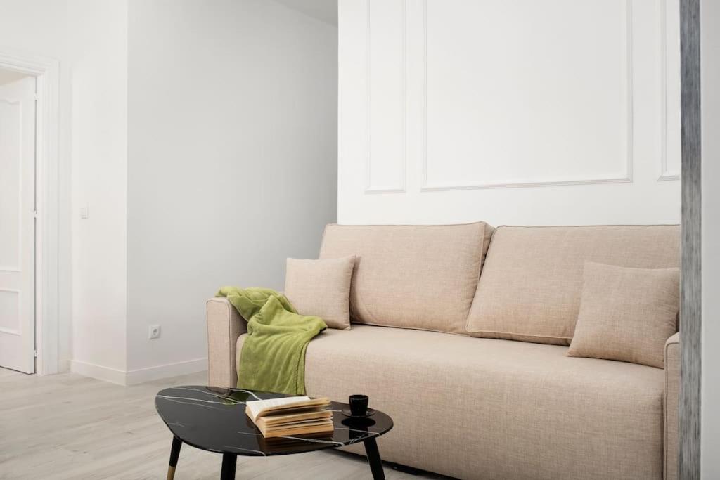 Newly Refurbished Modern 2-Bed Apartment In Heart Of טורמולינוס מראה חיצוני תמונה