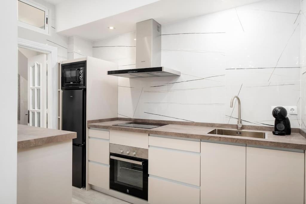 Newly Refurbished Modern 2-Bed Apartment In Heart Of טורמולינוס מראה חיצוני תמונה