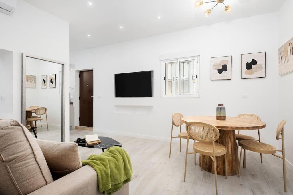 Newly Refurbished Modern 2-Bed Apartment In Heart Of טורמולינוס מראה חיצוני תמונה