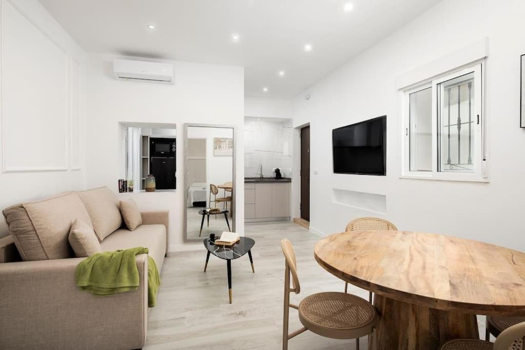 Newly Refurbished Modern 2-Bed Apartment In Heart Of טורמולינוס מראה חיצוני תמונה