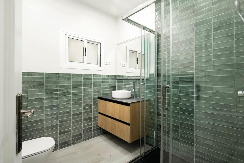 Newly Refurbished Modern 2-Bed Apartment In Heart Of טורמולינוס מראה חיצוני תמונה
